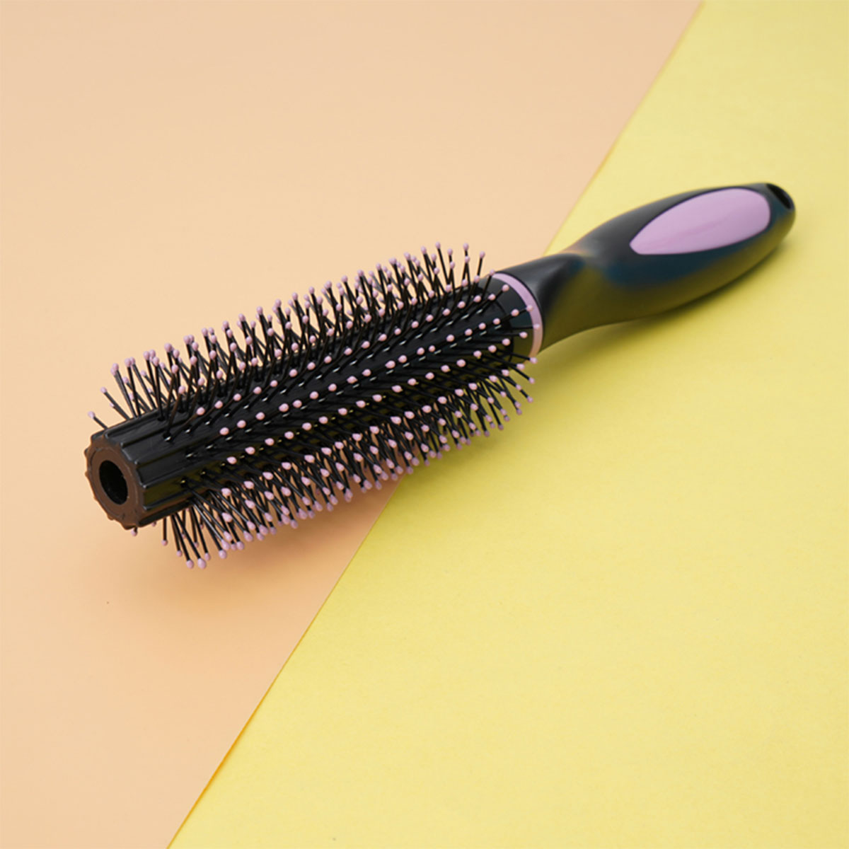 Round brush for wavy and curly hair